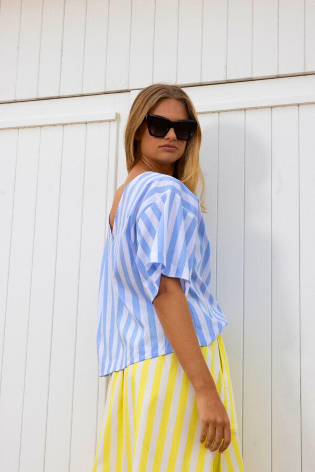 Relax chic top with V blue stripe