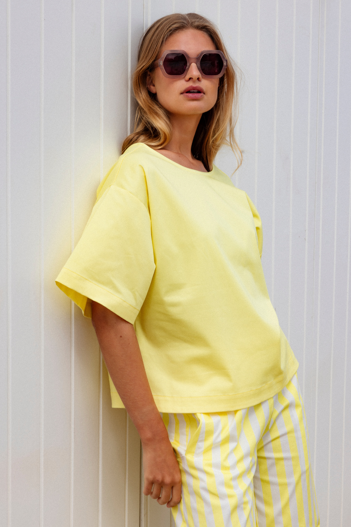 Relax chic top Emilie with V yellow solid